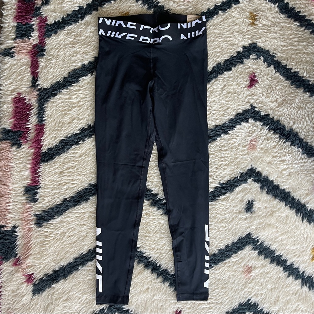 Nike Pro Dri-FIT
Women’s Mid-Rise Graphic Leggings